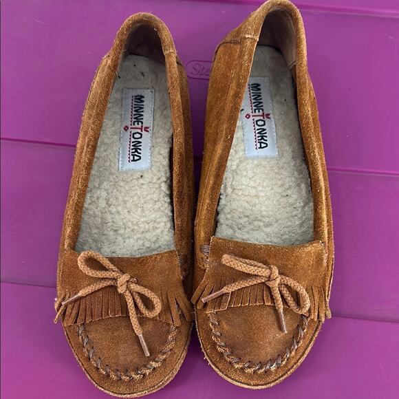 Minnetonka Women's Sherpa Lined Moccasins in Tan 7 - Picture 1 of 9